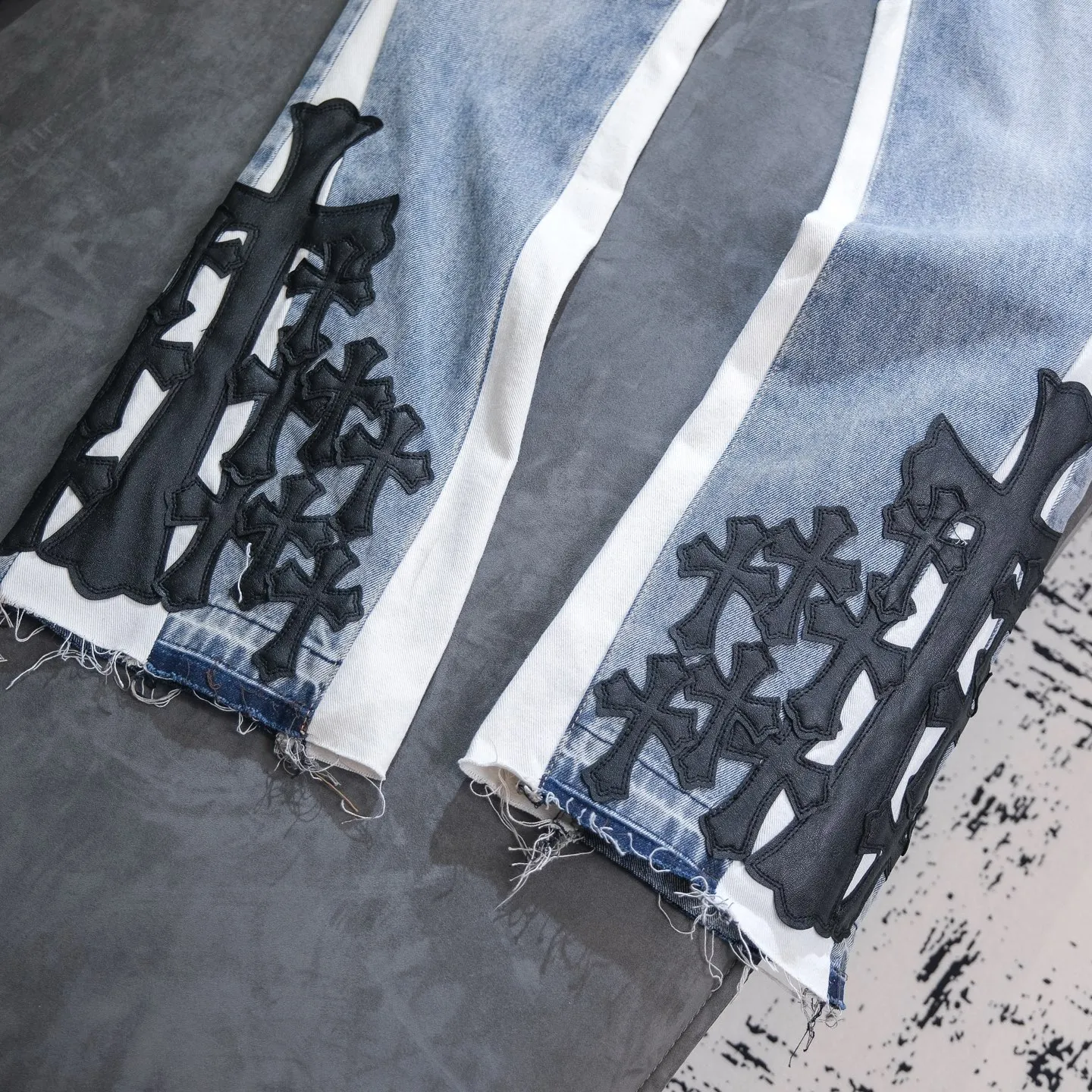 P290 Chrome Hearts Gallery co-branded limited-edition cross-flared flared jeans are a hot item this season and are sought after by countless celebrities and fashionistas. The neat details of the cutting process add color to the playful fashion! The neat and meticulous design, and the well-fitting structure is unique. The upper body not only has outstanding recognition, but also looks younger and younger. A style with the ultimate wearing meaning and performance, gorgeous color matching, and the craftsmanship of this style is also extremely extraordinary. After the finished product is washed, it is disassembled and hand-made with sheepskin cross leather and then spliced ​​together to complete. The whole piece has too many craftsmanship to describe. It is decorated with patchwork cross flowers and high-waisted washed jeans! ! Absolutely high-end luxury product, a god-level single product, a super popular product, made with top heavy industry, a magic weapon that cannot be missed to hit the streets. Size: 28 30 32 34 36 Color: blue